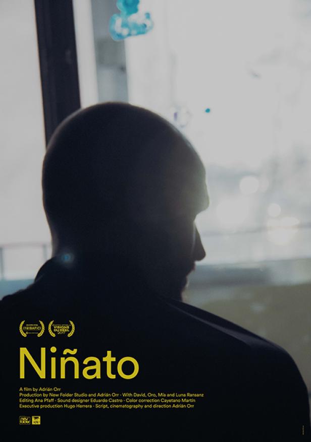 Das Filmplakat für „Niñato“ zeigt die Silhouette eines Mannes vor einem Fenster.