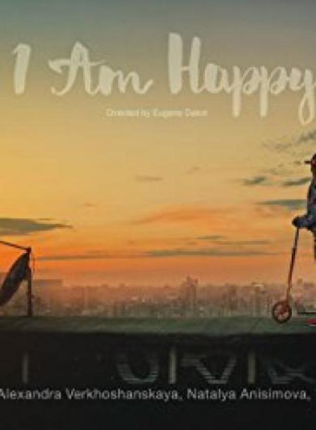 Das Filmplakat für „I Am Happy“ zeigt eine Person mit Roller vor einem Sonnenuntergang über der Stadt.