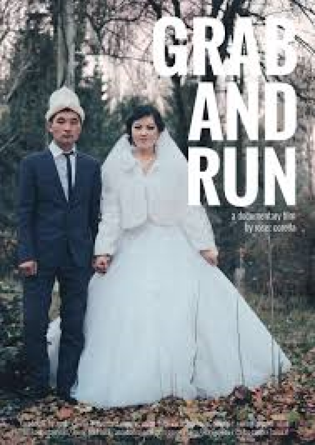 Ein Hochzeitspaar steht vor einem Wald für den Film „Grab and Run“.