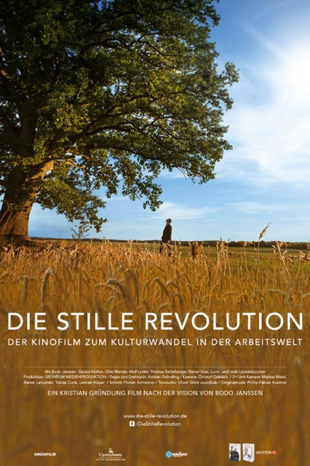 Das Filmplakat für „Die Stille Revolution“ zeigt eine Person, die durch ein Getreidefeld geht.