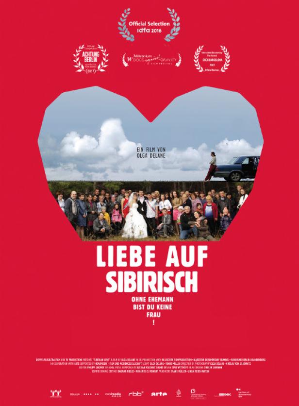 Das Filmplakat für „Liebe auf Sibirisch“ zeigt eine Hochzeitsgesellschaft vor rotem Hintergrund.