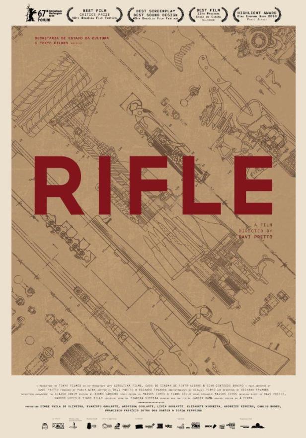 Das Filmplakat für „Rifle“ zeigt technische Zeichnungen von Gewehren.