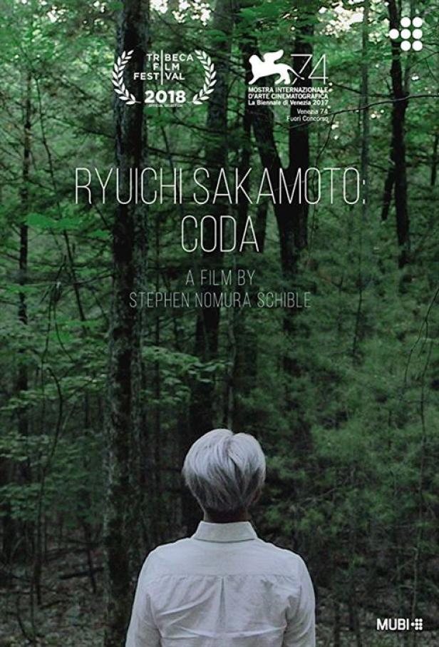 Das Filmplakat für „Ryuichi Sakamoto: Coda“ zeigt eine Person im Wald.