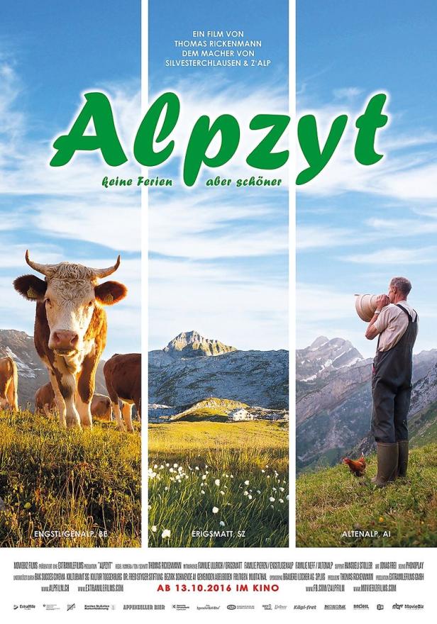 Das Filmplakat für „Alpzyt“ zeigt Kühe auf einer Almwiese und einen Mann mit einem Megaphon vor Bergkulisse.