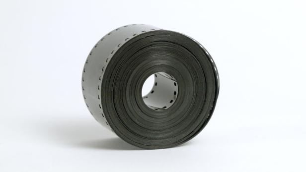 Eine Rolle unentwickelter 35-mm-Film auf einem weißen Hintergrund.
