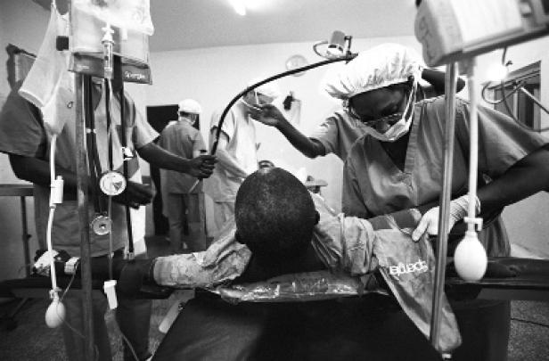 Ein Patient wird von einem Ärzteteam in einem Operationssaal behandelt.