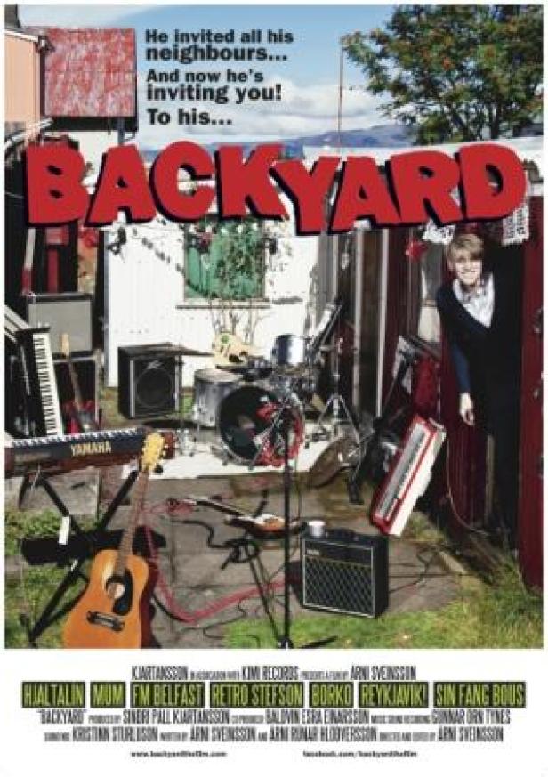 Das Filmplakat für „Backyard“ zeigt eine Band, die in einem Hinterhof Musik macht.