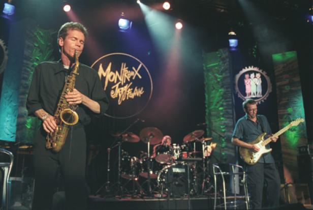 Ein Saxophonist und ein Gitarrist treten beim Montreux Jazz Festival auf.