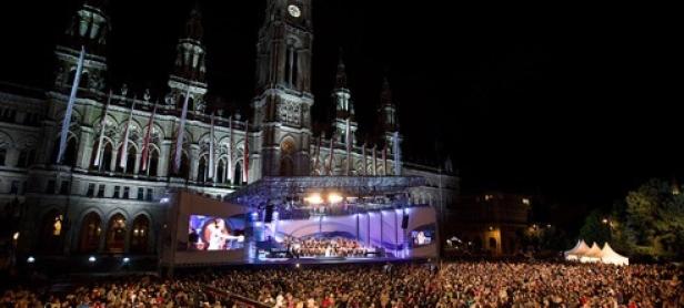 Eine große Menschenmenge versammelt sich vor dem Wiener Rathaus für eine Open-Air-Veranstaltung.