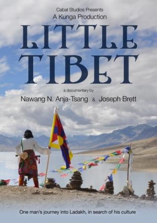 Das Filmplakat für den Dokumentarfilm „Little Tibet“ zeigt eine Person mit Gebetsfahnen in Ladakh.