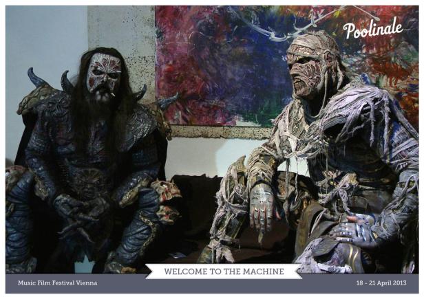 Zwei Personen in aufwendigen, düsteren Kostümen posieren für ein Foto.