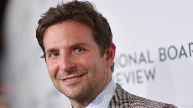 Nahaufnahme von Bradley Cooper, der lächelt.