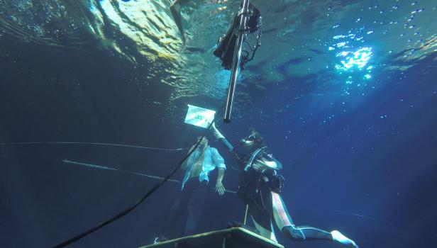 Ein Taucher assistiert bei Unterwasseraufnahmen mit einem Schauspieler.