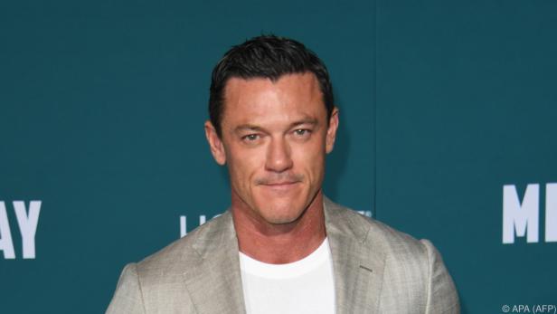 Luke Evans steht auf Anzüge