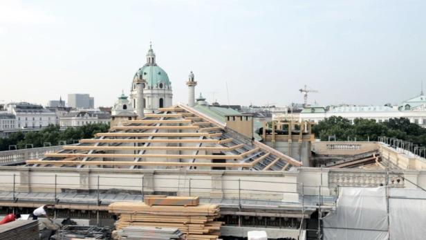 Blick über eine Baustelle auf die Karlskirche in Wien.