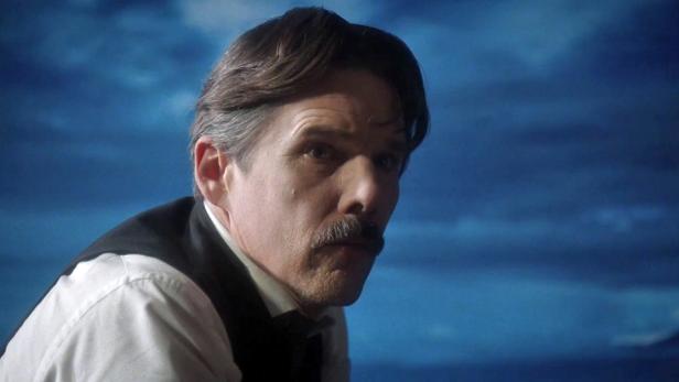 Ethan Hawke als Nikola Tesla in dem Film „Tesla“.