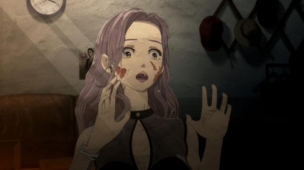 Eine Frau mit lila Haaren und Blutflecken im Gesicht blickt entsetzt.