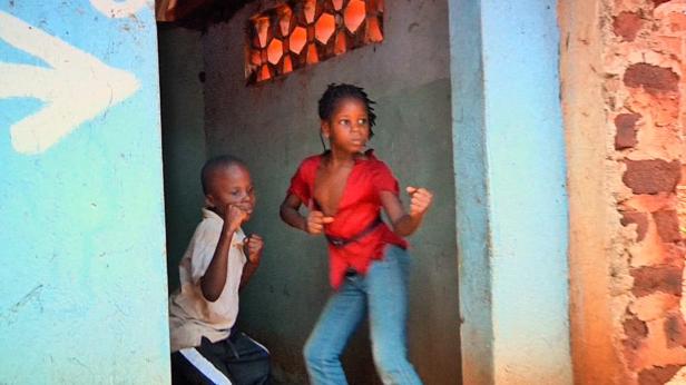 Zwei Jungen stehen in einem Türrahmen und imitieren Boxer.
