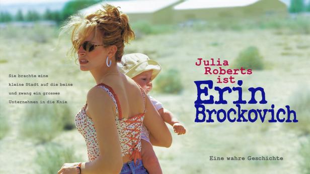 Julia Roberts hält ein Kind auf dem Arm, vermutlich eine Szene aus „Erin Brockovich“.