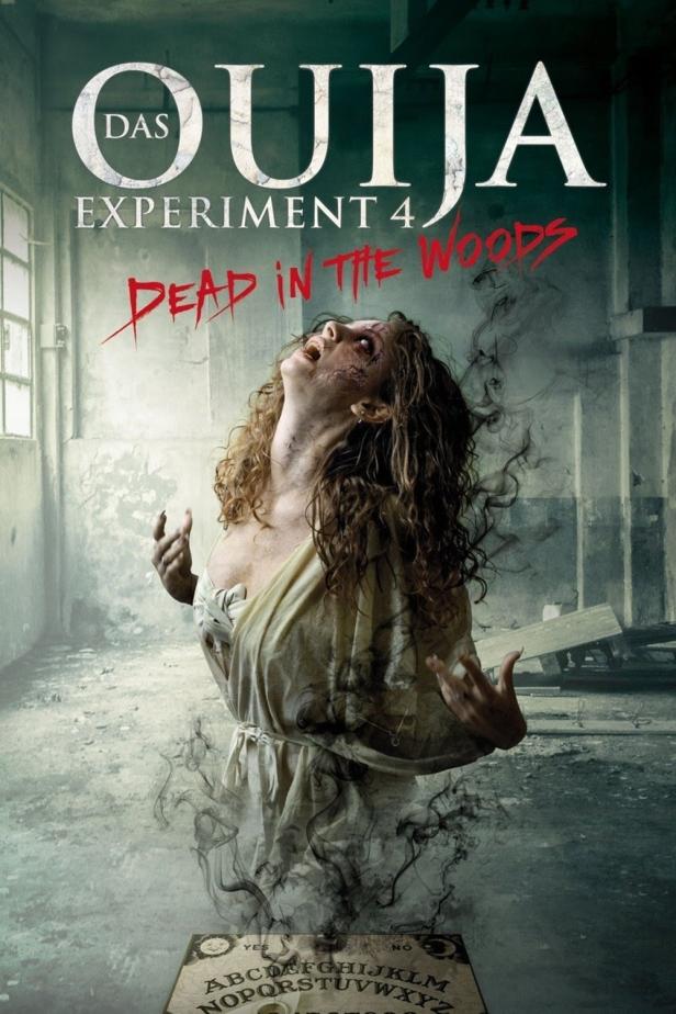 Das Filmplakat zu „Ouija Experiment 4: Dead in the Woods“ zeigt eine besessene Frau vor einem Ouija-Brett.