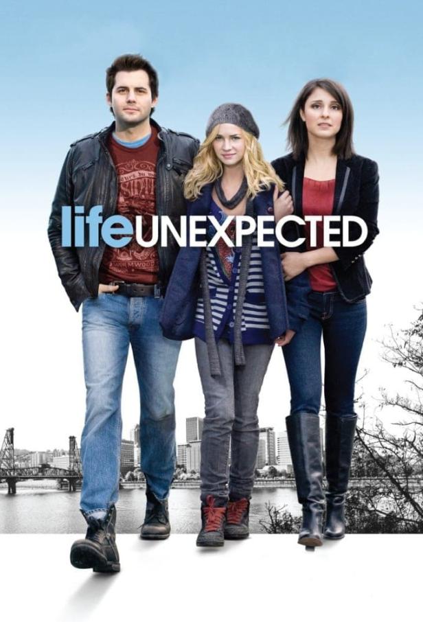 Das Filmplakat zu „Life Unexpected“ zeigt drei Personen vor einer Stadtsilhouette.