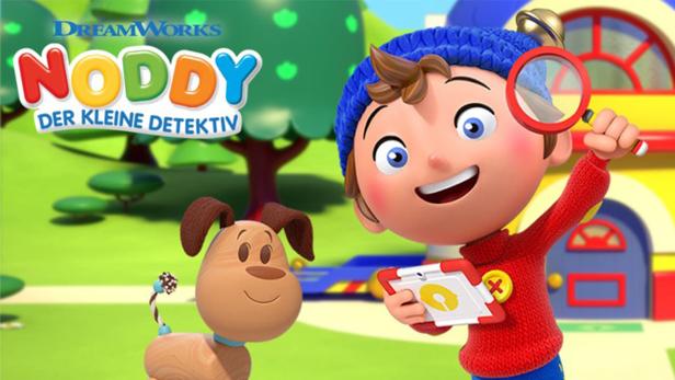Noddy, der kleine Detektiv, mit Lupe und seinem Hund vor seinem Haus.
