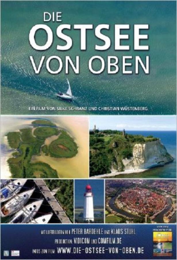 Das Filmplakat für „Die Ostsee von oben“ zeigt verschiedene Luftaufnahmen der Ostseeküste.
