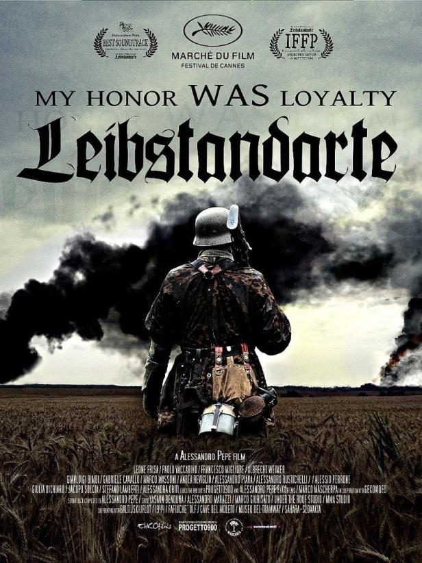 Ein Soldat in Tarnuniform steht auf einem Feld, im Hintergrund Rauchwolken. Filmposter „Leibstandarte“.