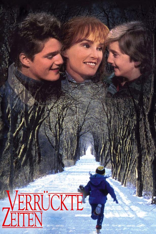 Das Filmplakat für „Verrückte Zeiten“ zeigt einen Jungen, der durch eine verschneite Allee läuft.