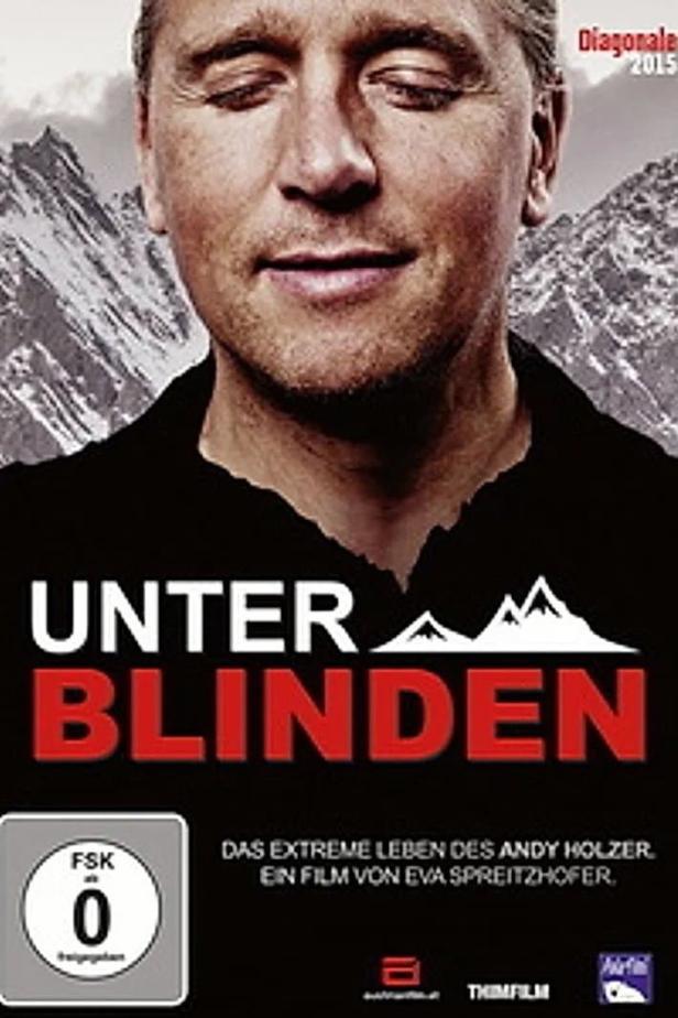 Das Filmplakat für „Unter Blinden“ zeigt Andy Holzer vor einer Bergkulisse.