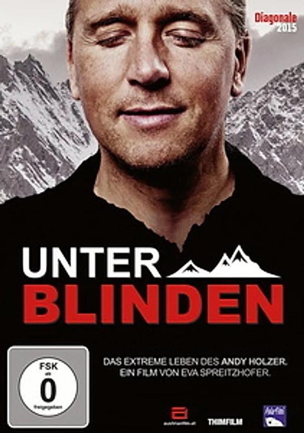 Das Filmplakat für „Unter Blinden“ zeigt Andy Holzer vor einem Bergpanorama.