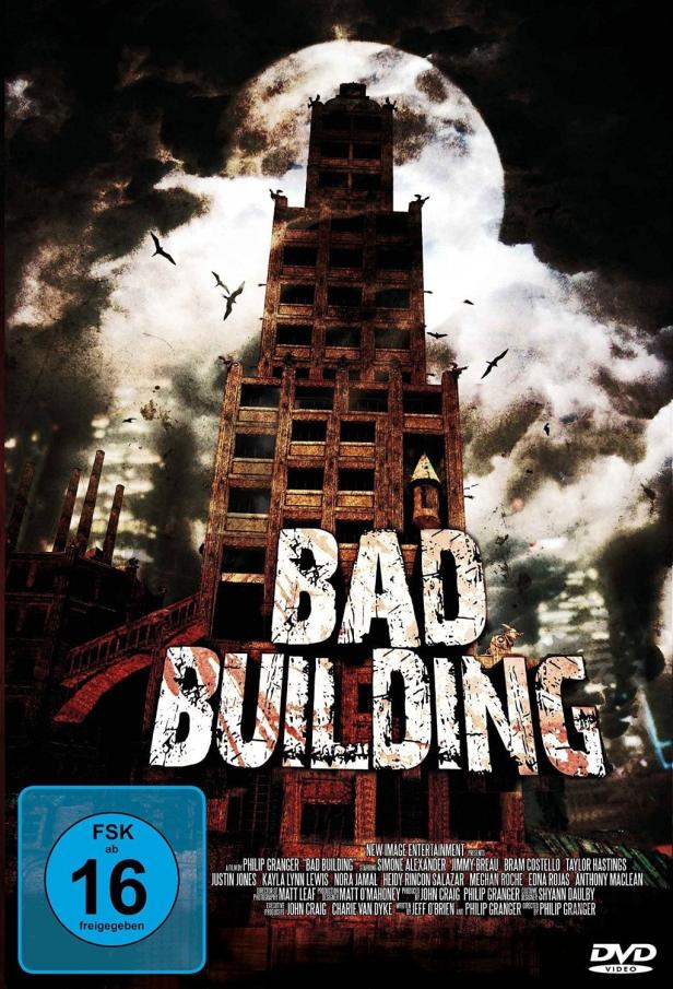 Das Filmplakat für „Bad Building“ zeigt ein heruntergekommenes Gebäude vor einem Vollmond.