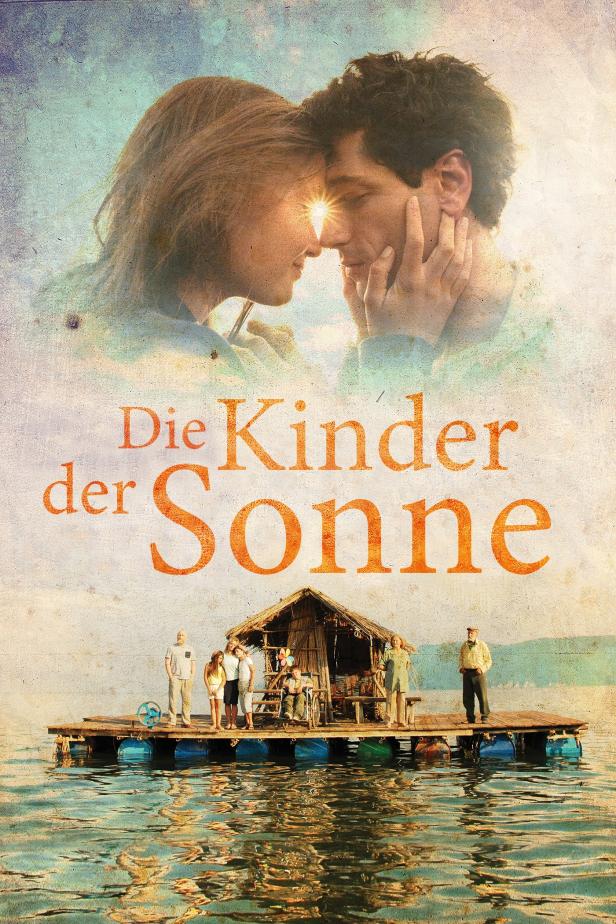 Das Filmplakat für „Die Kinder der Sonne“ zeigt eine Familie auf einem Floß und ein verliebtes Paar im Himmel.