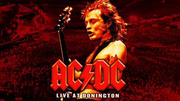 Angus Young von AC/DC spielt Gitarre während eines Konzerts in Donington.