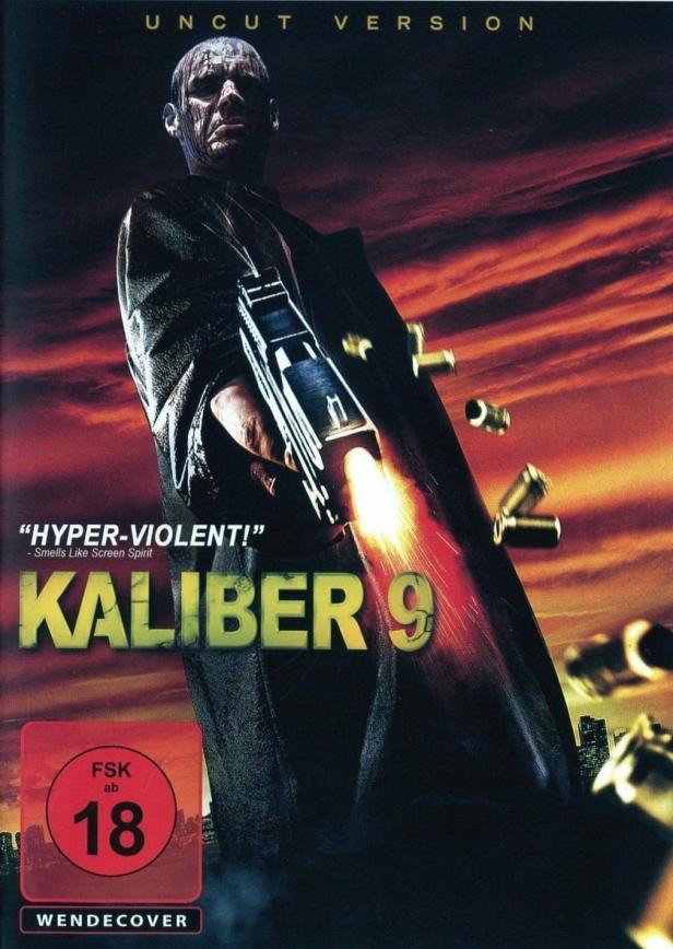 Das Cover des Films „Kaliber 9“ zeigt einen Mann mit einer Waffe vor einem roten Himmel.