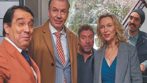 Eine Gruppe von fünf Personen posiert für ein Gruppenfoto.