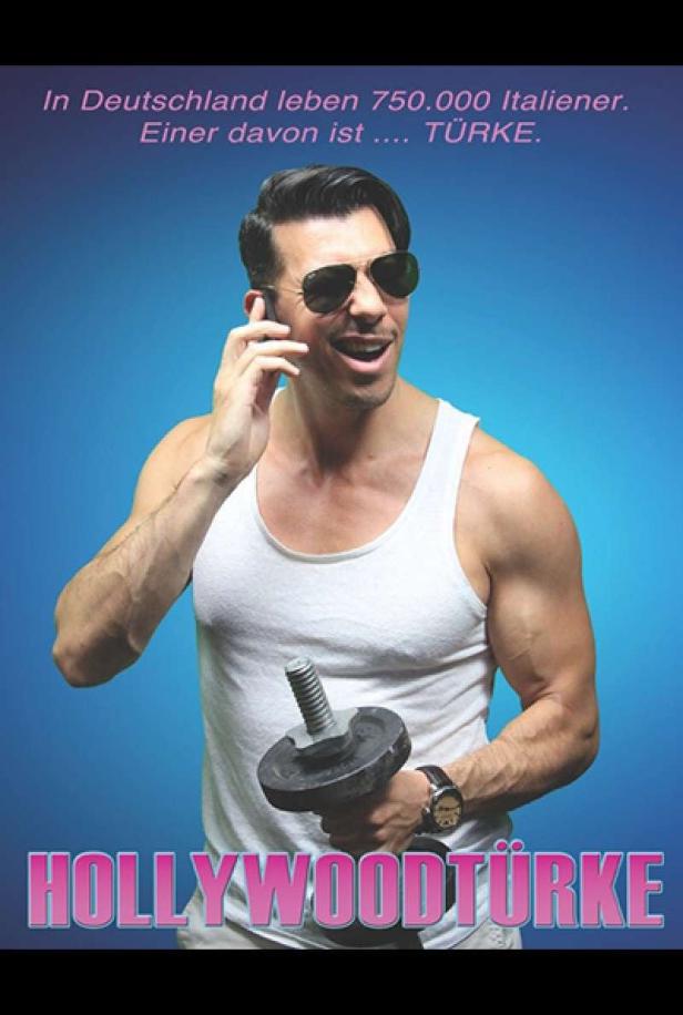 Ein Mann mit Sonnenbrille telefoniert und hält eine Hantel; Filmposter „Hollywoodtürke“.