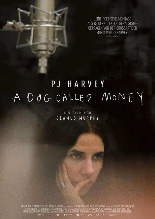 Das Filmplakat für „PJ Harvey: A Dog Called Money“ zeigt PJ Harvey vor einem Mikrofon.