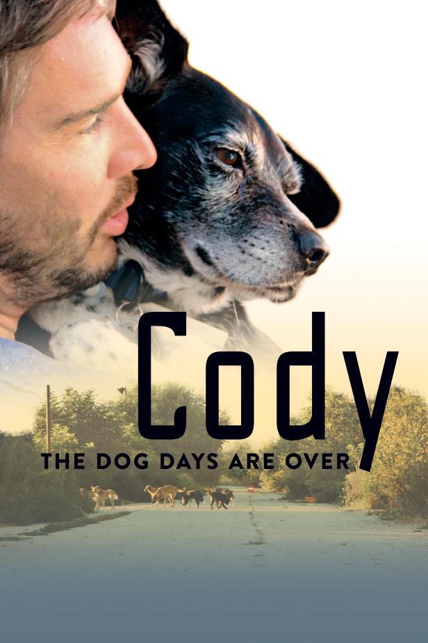 Ein Mann schmiegt sich an seinen Hund; Filmposter „Cody: The Dog Days Are Over“.