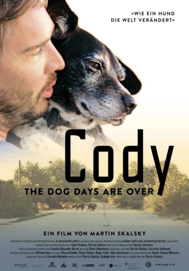 Das Filmplakat für „Cody“ zeigt einen Mann, der einen Hund umarmt.