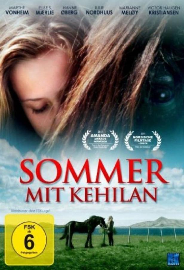 Das Filmplakat für „Sommer mit Kehilan“ zeigt eine junge Frau und ein Pferd auf einer grünen Wiese.