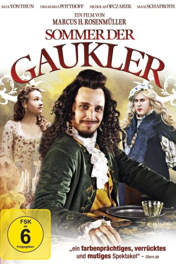 Das Filmplakat für „Sommer der Gaukler“ zeigt drei Schauspieler in historischen Kostümen.