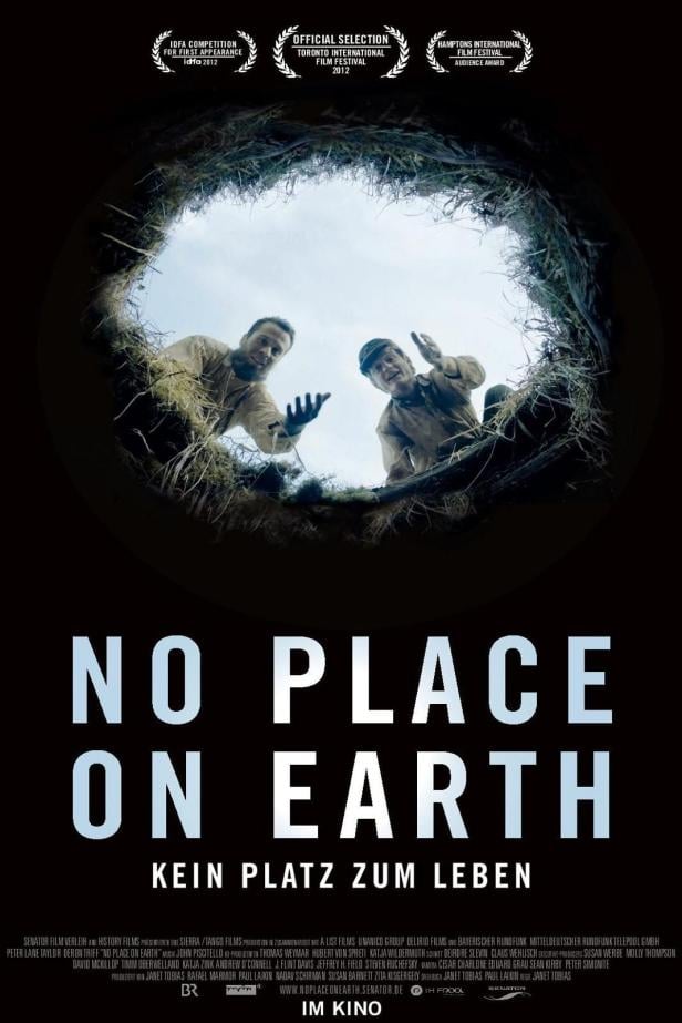 Filmplakat für „No Place on Earth“ mit zwei Männern, die in ein Loch schauen.