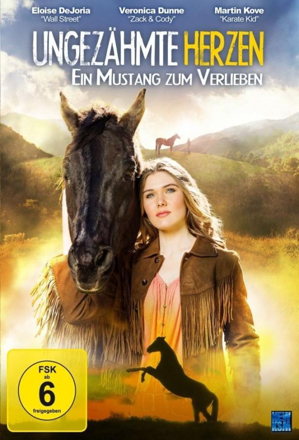 Das Filmplakat für „Ungezähmte Herzen“ zeigt eine junge Frau mit einem Mustang.