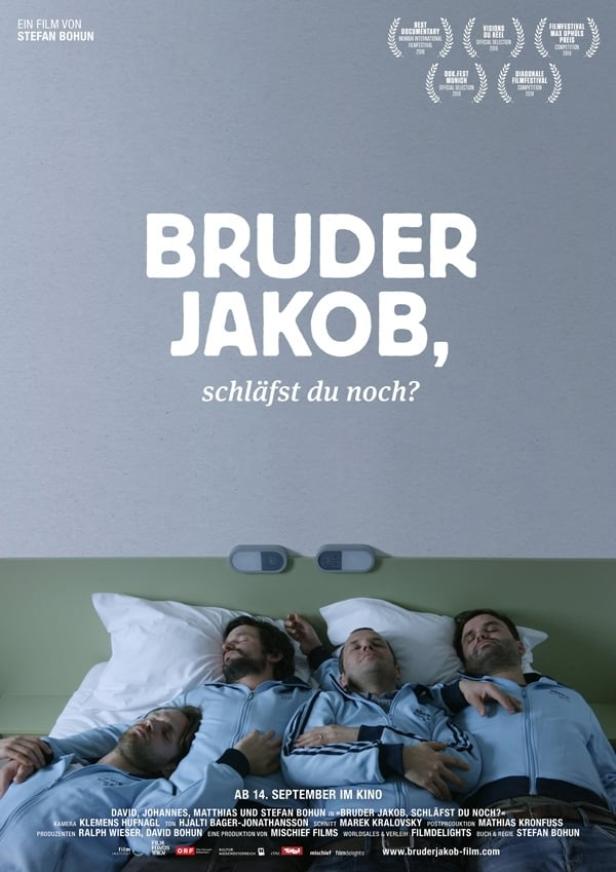 Das Filmplakat für „Bruder Jakob, schläfst du noch?“ zeigt vier schlafende Männer in Trainingsanzügen.