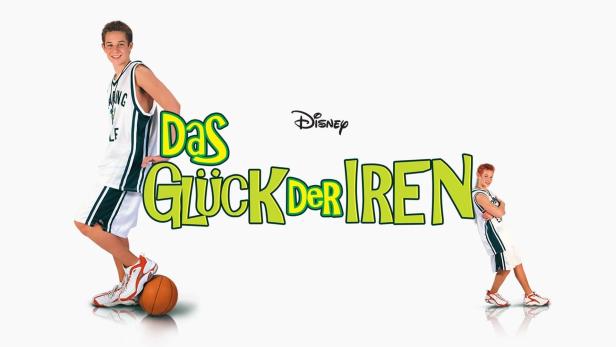 Das Filmplakat für „Das Glück der Iren“ mit zwei Darstellern in Basketballkleidung.