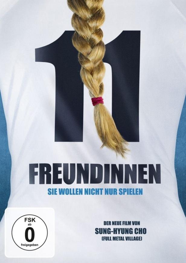 Das Filmplakat für „Freundinnen – Sie wollen nicht nur spielen“ zeigt ein Fußballtrikot mit der Nummer 11 und einem Zopf.