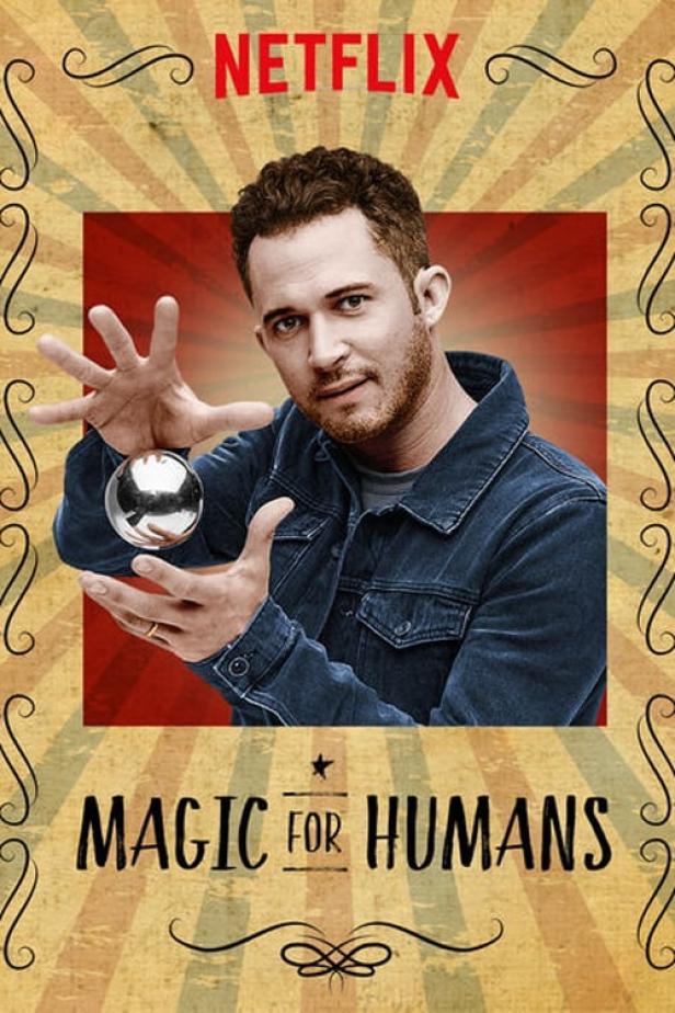 Ein Mann in einer Jeansjacke hält eine silberne Kugel in der Hand, im Hintergrund das Netflix-Logo und der Titel „Magic for Humans“.
