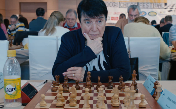 Eine Frau denkt über ihren nächsten Zug bei einem Schachturnier nach.