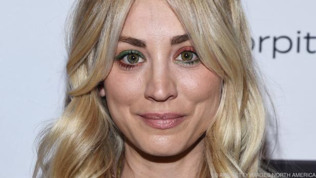 Kaley Cuoco spielt eine trinkfeste Stewardess